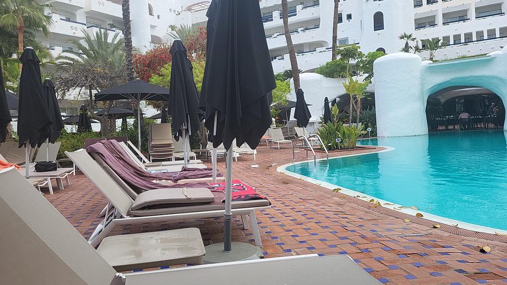 Allememachies <a href="/Larisvd/">Larissa</a> 
We zijn woensdag weer in Costa Adeje aangekomen. Donderdag weggespoeld, gisteren mooi maar vandaag is het niet best. In die 20x of zo dat ik hier ben, heb ik dot nog nooit meegemaakt. 
We zijn zo'n beetje de enige in het zwembad ... 😆
We vermaken ons