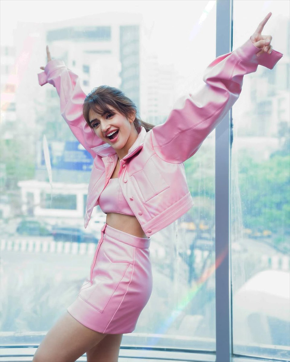 bollywood4200's tweet photo. Sreeleela is definitely a rising star in #Bollywood. Her charm, talent, and on-screen presence make her a force to be reckoned with. Keep shining bright! ✨🌟 #Sreeleela https://t.co/XgvHzoskWj