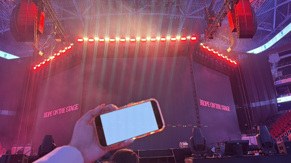 2KIMST's tweet photo. feel free to edit your name here, no need to credit me :) 

#HOPE_ON_THE_STAGE_TOUR_Manila 
#HOPE_ON_THE_STAGE_TOUR https://t.co/pHRoBvkdha