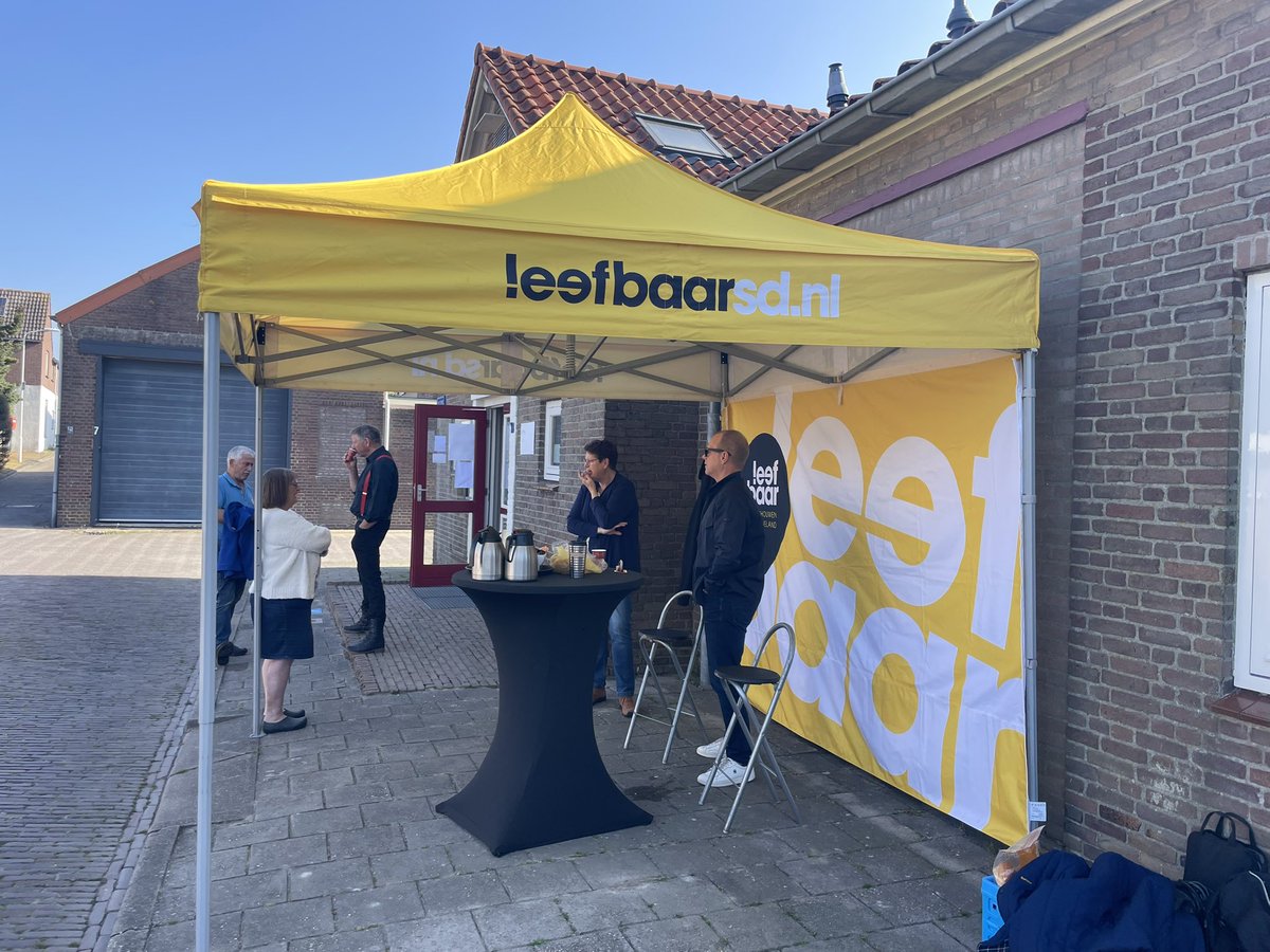 LeefbaarSD's tweet photo. Alle inwoners en ondernemers van #sirjansland zijn tot 11 uur welkom om in de @leefbaarsd tent in gesprek te gaan met #kernvertegenwoordiger @roy_klop  #fractievoorzitter @ronbrink61 en #raadslid @laurencehaack over alles wat er speelt en leeft in #Sirjansland eo #streekholders https://t.co/0fFO6knXlY