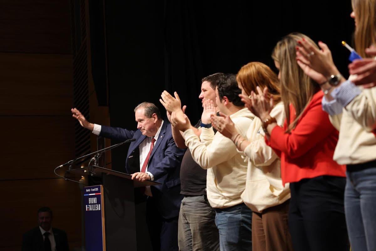 max_brisson's tweet photo. Merci aux jeunes, derrière @EmmanuelleBris4, qui nous rappellent chaque jour qu’il faut nous bousculer ! https://t.co/MeRNBNGjEl
