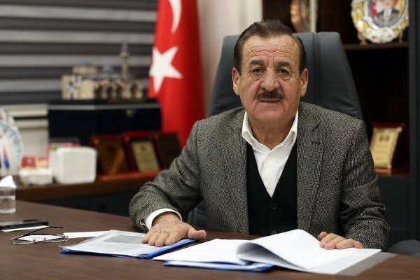 Büyük bir üzüntü ve derin bir teessürle, ilimiz siyasetinin sembol isimlerinden, kanaat önderimiz, herkesin gönlünde taht kuran naif kişiliği ve içtenliğiyle kıymet gören, birlikte milletimize hizmet etme şerefine nail olduğum eski Hasköy Belediye Başkanımız Kıymetli Ağabeyimiz