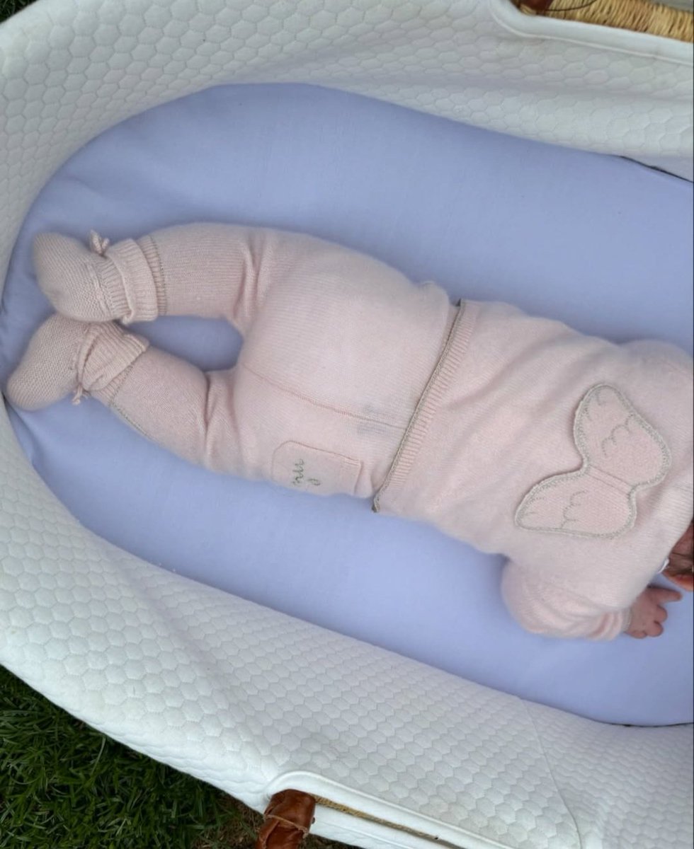 Sofiagrainge's tweet photo. Eloise's mom🤱 https://t.co/jPojObUM1x
