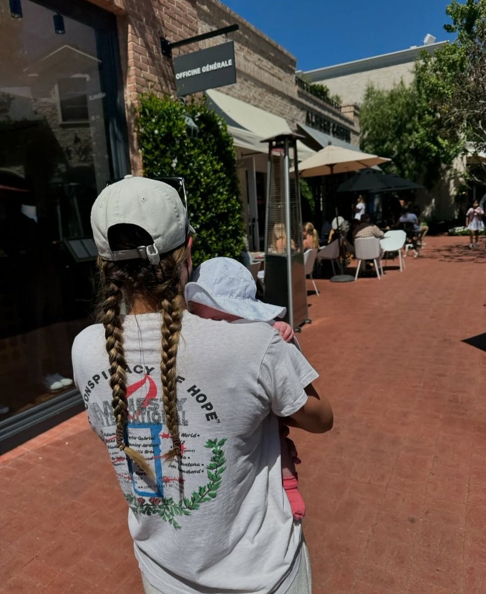 Sofiagrainge's tweet photo. Eloise's mom🤱 https://t.co/jPojObUM1x