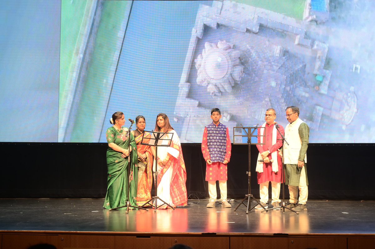 HCI_Singapore's tweet photo. Utkal Divas celebrations in Singapore

High Commissioner participated in the Utkal Divas celebrations organised by Odia Society Singapore.

#Odisha https://t.co/3UpCWVkDX0