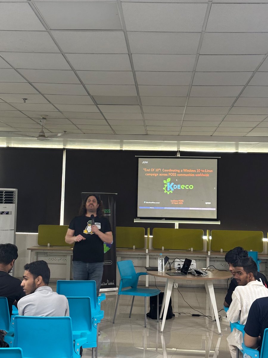 FOSSUnited's tweet image. Joseph from @kdecommunity speaking about moving from Windows OS to Linux at #LucknowFOSS conference.