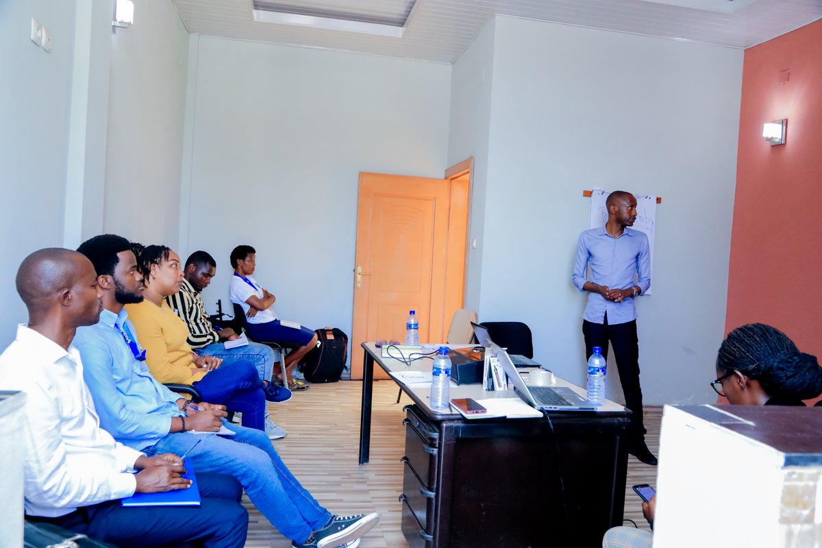 ONGSOPADI's tweet photo. Le Coordonnateur Général de l'@ONGSOPADI remercie @UNWomenBurundi  pour avoir financé cette formation. Cette initiative a été animée par deux Experts en entreprenariat recrutés pour cette fin. 

#ongsopadi #femmeslumières #Burundi https://t.co/zJRWloJLZW