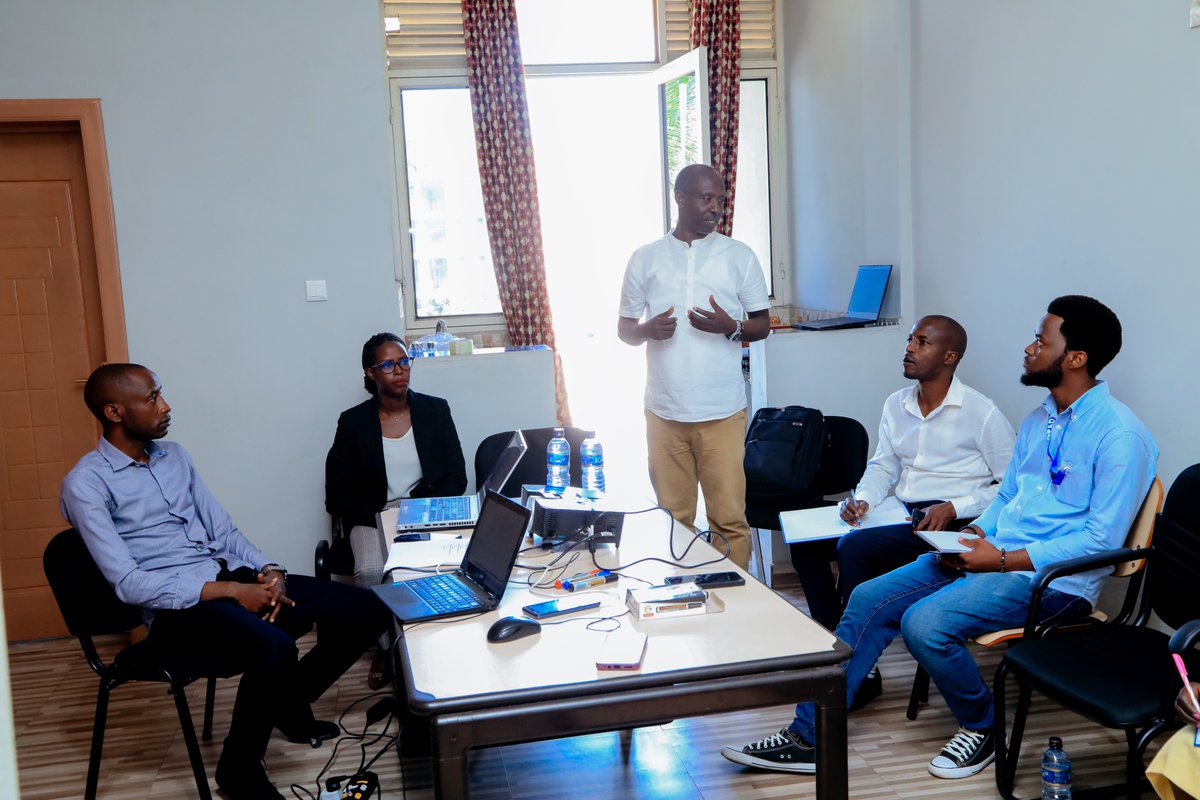 ONGSOPADI's tweet photo. Le Coordonnateur Général de l'@ONGSOPADI remercie @UNWomenBurundi  pour avoir financé cette formation. Cette initiative a été animée par deux Experts en entreprenariat recrutés pour cette fin. 

#ongsopadi #femmeslumières #Burundi https://t.co/zJRWloJLZW
