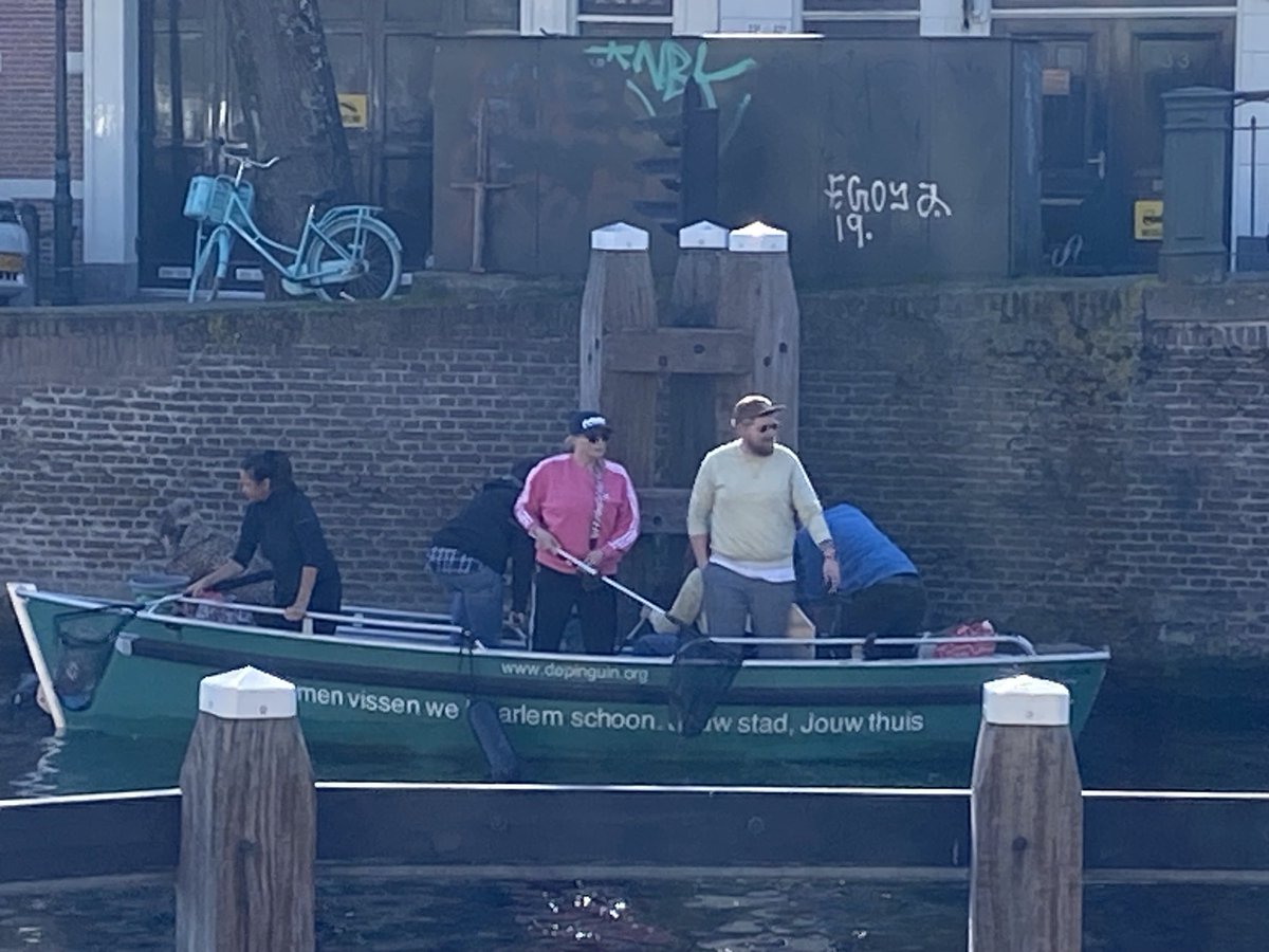 MichelleTrente2's tweet photo. Graag een lintje voor deze helden! #haarlem #afval #schoon #bootje https://t.co/hVw8aZsh7c