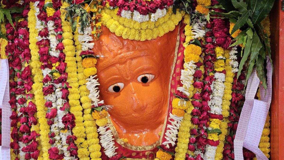 ShriVishwanath's tweet photo. ॐ रामदूताय विध्महे वायुपुत्राय धीमहि। तन्नो हनुमान् प्रचोदयात्॥ -अञ्जनानन्दनं वीरं जानकीशोकनाशनम्। कपीशमक्षहन्तारं वन्दे लङ्काभयङ्करम्॥

हनुमान जयंती के पावन अवसर पर , श्री काशी विश्वनाथ धाम स्थित अक्षयवट हनुमान मंदिर में विधिवत पूजन अर्चन करने के पश्चात अलौकिक श्रृंगार किया गया, इस दौरान भक्तो में प्रसाद वितरण भी किया गया। 

।।श्री काशी विश्वनाथो विजयतेतराम।।

#banaras #HanumanJayanti2025 #HanumanJi