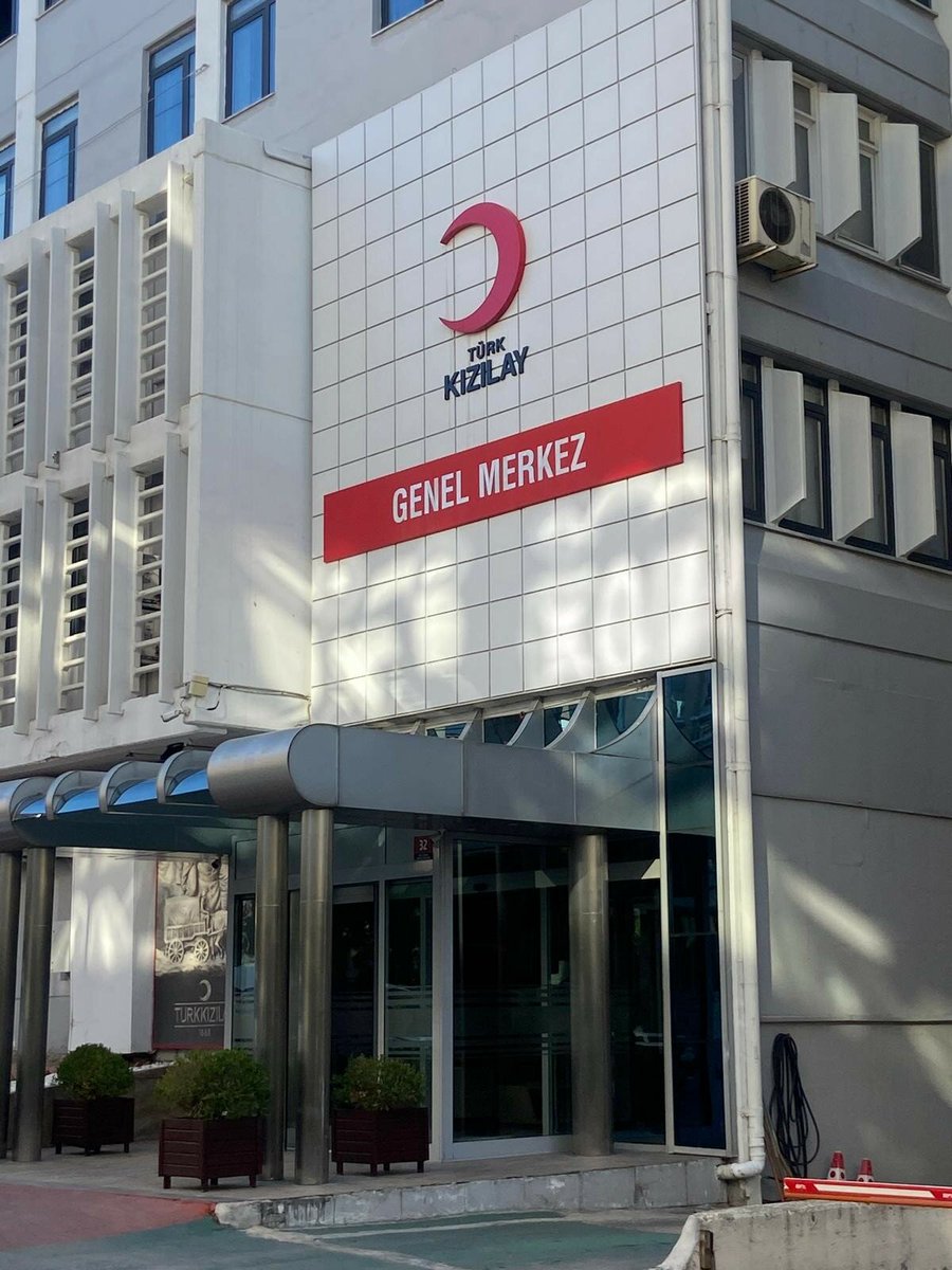 Sadece çadır satmamış!  

İçişleri Bakanlığı, son dönemlerde yolsuzluk iddialarıyla gündeme gelen Kızılay'ı radarına aldı.  

Bakanlık, kuruma gönderdiği yazıda, değerinin çok altında satılan 10 adet gayrimenkulle ilgili açıklama talep etti.

Kızılay’ın değerinin çok altında