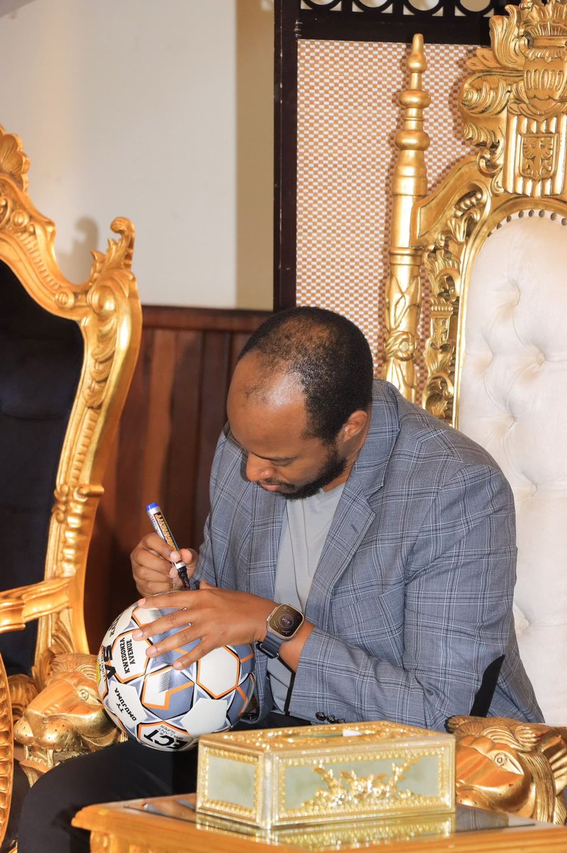 aroriza's tweet photo. The king of Tooro, yesterday, autographed the ball which goals are going to be choreographed today.

@KingOyoOfficial is now going to be at the St. Leo’s Keyegobe pitch today to give permission to  @sc_kalele and @omujuma to try to score goals with his soccer ball in the @ntare_league final game of season 15.

#Road2FortPortal. You can’t make this stuff up.