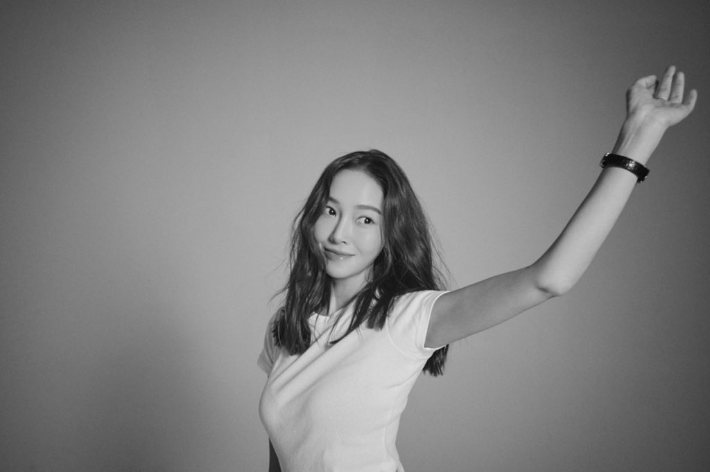 [Jessica Jung Xiaohongshu] 250412 (5)

Sy__Jessica: ☁️🩶☁️
柔软是力量的隐匿形态，简单是大胆的纯粹表达。

📍 South Korea

#JessicaJung #제시카