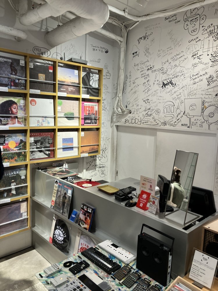 BEAMS RECORDS様
<a href="/beamsrecords_/">BEAMS RECORDS</a> 

原宿BEAMS RECORDS様でもRSD輸入盤を展開中❗️

海外からのお客様がパンフレットのDJ KOCOさんの写真に反応されていました🔥ソウル系の売れ行きが好調とのこと！

#レコードストアデイ