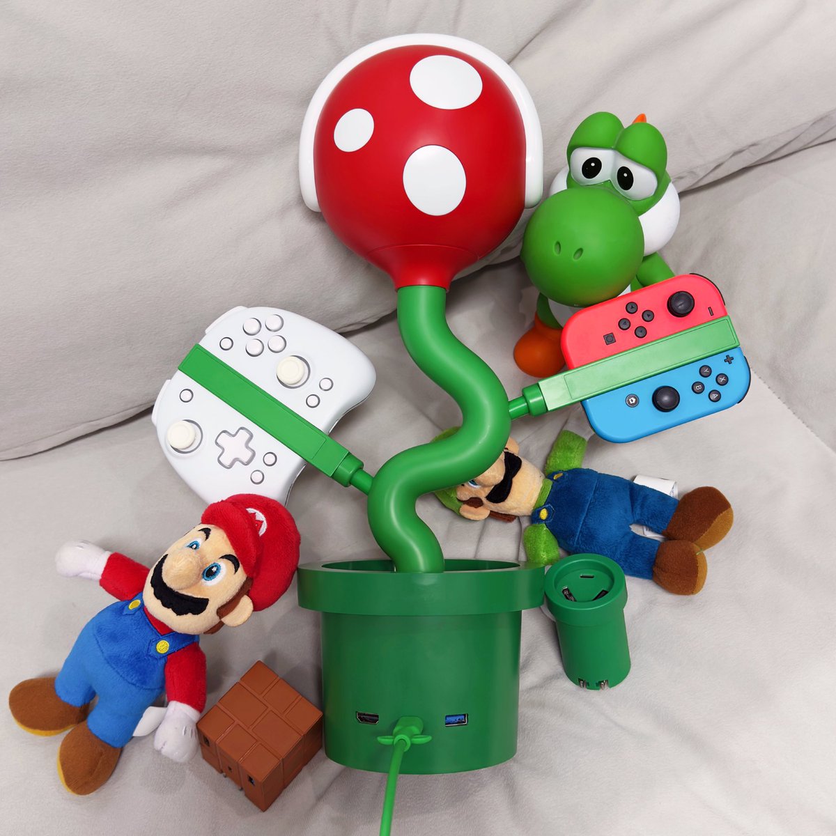 POWKONGkong's tweet photo. Weekend = Game time. 🎮
Stay cozy or hit the road — with POWKONG Plantdock Piranha, you can dock and play anywhere. 🌍✨
✅ CHARGE UP TO 6 JOYCON
✅ MULTIPLE INTERFACES
✅ ENSURE CHARGING SAFETY
Your weekend deserves better gaming. 🔥
Grab yours now! Link in bio!
#POWKONG #Piranha #SwitchDock #WeekendGaming #PlayAnywhere #SwitchDockingStation #Plantdock