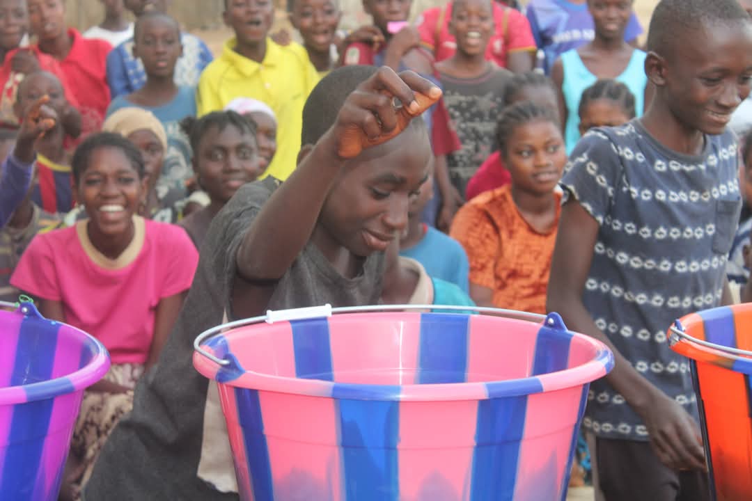 Laughter_Africa's tweet photo. Adama was the final street champion selected for Tombo. She said, "I want to be the voice of the forgotten and the abandoned. I want to save my friends on the streets from more suffering.”
#ListenInvolveAct
#PowerofParticipation
#IDSC2025
#streetchildrenday https://t.co/gxPosyoELY