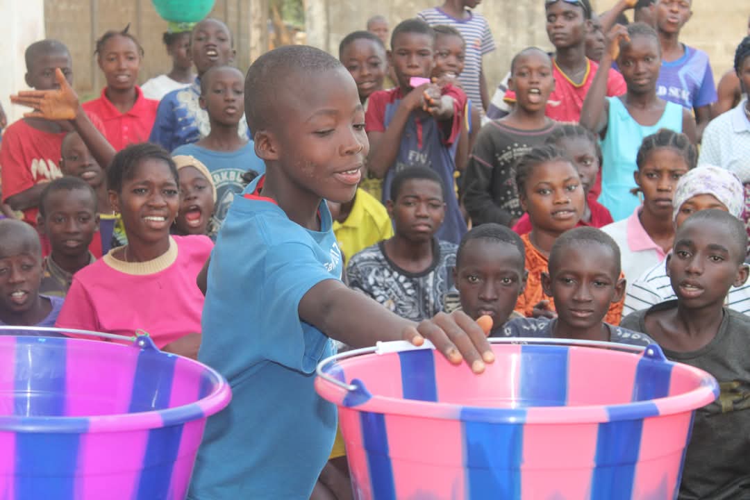 Laughter_Africa's tweet photo. Adama was the final street champion selected for Tombo. She said, "I want to be the voice of the forgotten and the abandoned. I want to save my friends on the streets from more suffering.”
#ListenInvolveAct
#PowerofParticipation
#IDSC2025
#streetchildrenday https://t.co/gxPosyoELY