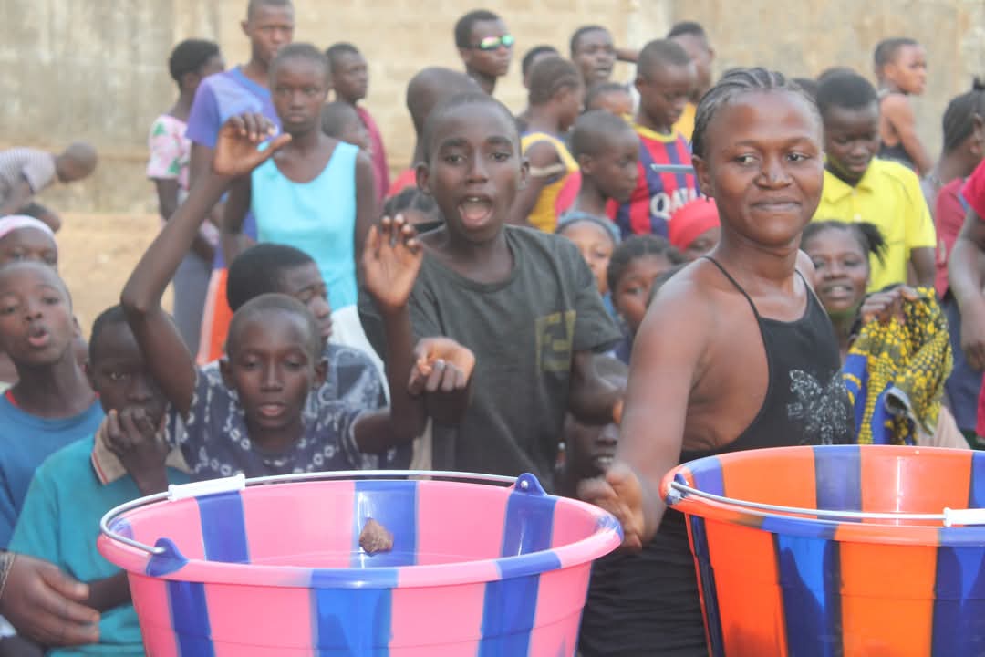 Laughter_Africa's tweet photo. Adama was the final street champion selected for Tombo. She said, "I want to be the voice of the forgotten and the abandoned. I want to save my friends on the streets from more suffering.”
#ListenInvolveAct
#PowerofParticipation
#IDSC2025
#streetchildrenday https://t.co/gxPosyoELY
