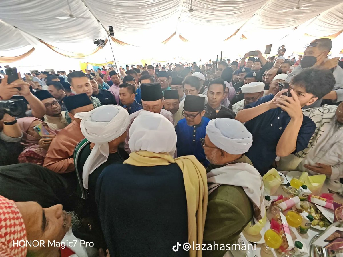 Kiri: PAS hina PMX di PRK Ayer Kuning 

Kanan: PMX santuni Ulamak di Majlis Raya MADANI Kelantan 

PMX <a href="/anwaribrahim/">Anwar Ibrahim</a> juga mengumumkan peruntukan utk negeri Kelantan. Berlaku adil dan tidak dianaktirikan

Hidup ini ada pilihan. Pilih yg baik atau buruk?

Ayer Kuning bijak memilih