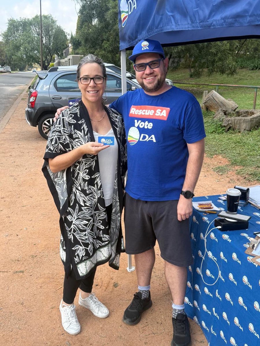 DAGauteng's tweet photo. 💙 Our representatives are working around the clock to rescue Gauteng, one ward at a time.

📍 Johannesburg North West Constituency, Ward 134

Sign up to become a DA member. Visit https://t.co/kCfqOJZzHX. https://t.co/nkgcjyWhOv