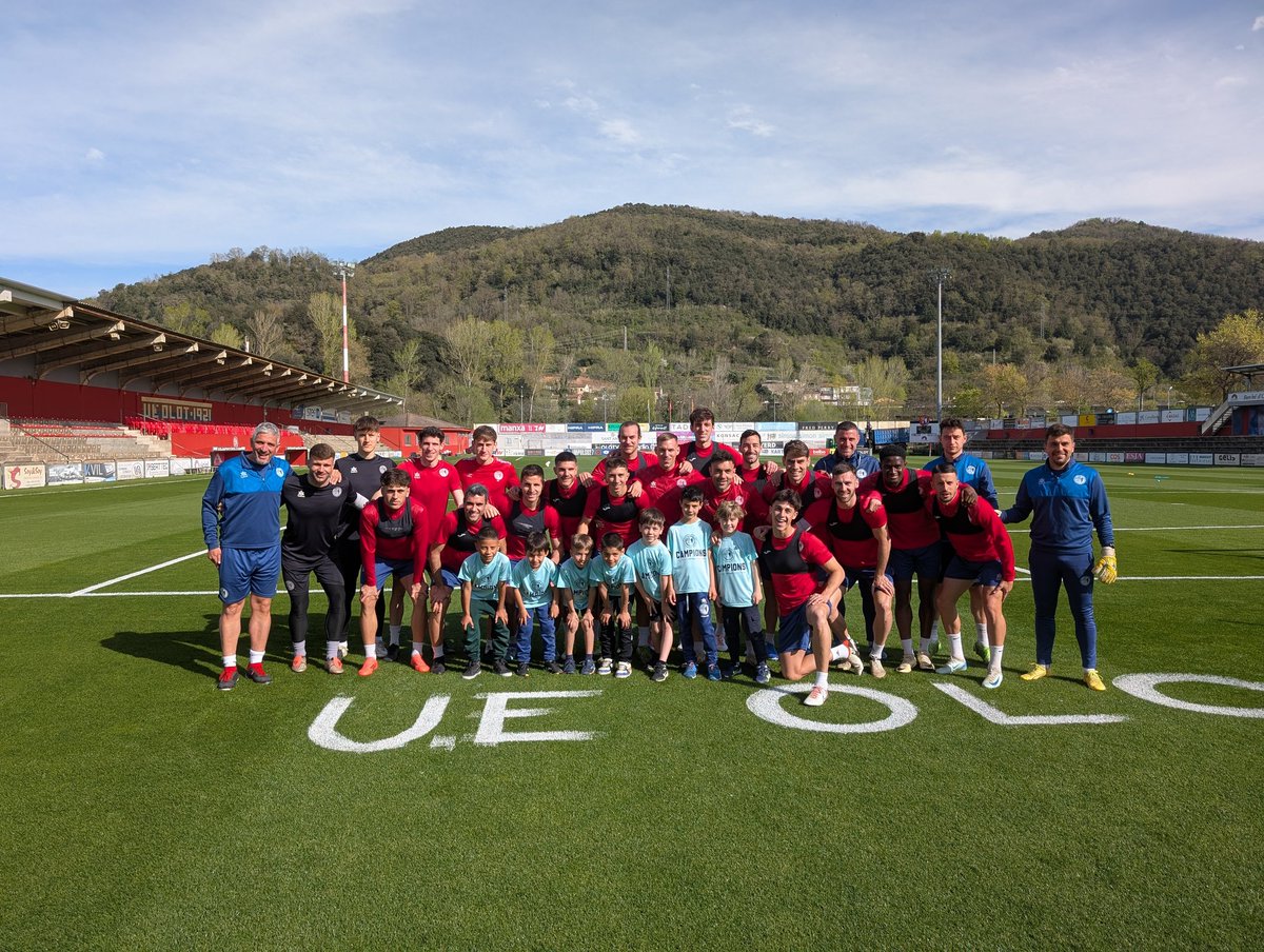 UEO1921's tweet photo. 👋 Visita del #PrebenjamíB de @UEOplanter a l'entrenament del primer equip
🏆 Recentment han quedat campions de la lliga del Consell Esportiu de la Garrotxa
👶 Enhorabona, #PetitsVermells❗
#PlanterUEO #OrgullOlotí https://t.co/BVtljHzUD8