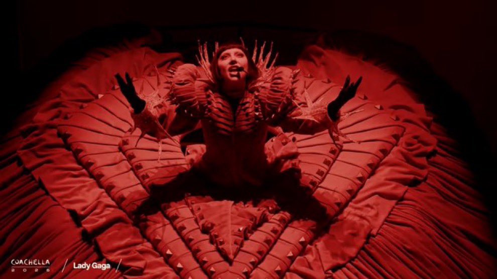 gonzagallego_'s tweet photo. La direccion artística de #GAGACHELLA es quizás la mejor que ha tenido Lady Gaga desde su primera gira. Vestuario, referencias, diseño de luz, todo conforma un imaginario gótico precioso. Ese opening tan 'Dracula' de Francis Ford Coppola es un auténtico delirio. https://t.co/osDi7uaP5A