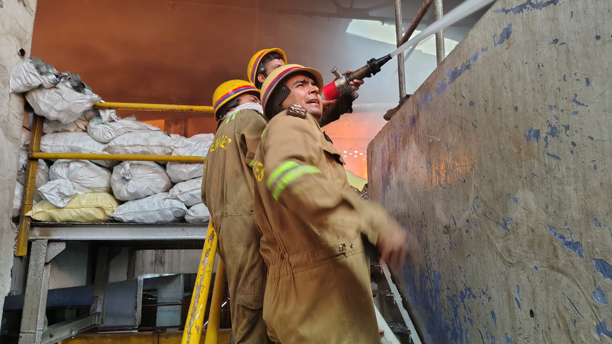 kanpurnagarfire's tweet photo. पेन्ट फैक्ट्री के टॉप फ्लोर में रखे वेस्टेज जैसे डिब्बे व गत्ते इत्यादि में लगी भीषण आग पर अग्निशमन यूनिटों के द्वारा अत्याधिक तापमान व धुंये में अथक परिश्रम करते हुये आग को पूर्ण रूप से बुझाया गया। https://t.co/wwofumXkLc