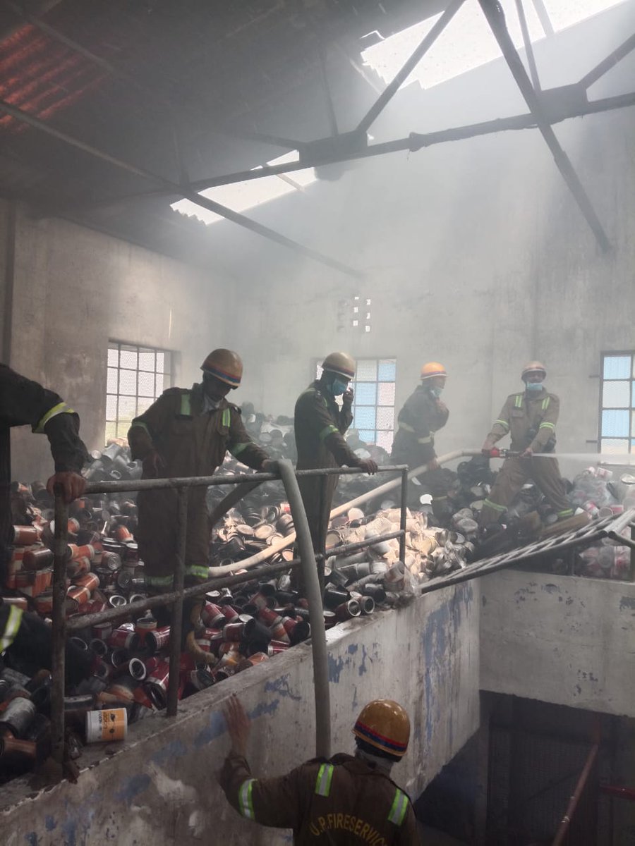 kanpurnagarfire's tweet photo. पेन्ट फैक्ट्री के टॉप फ्लोर में रखे वेस्टेज जैसे डिब्बे व गत्ते इत्यादि में लगी भीषण आग पर अग्निशमन यूनिटों के द्वारा अत्याधिक तापमान व धुंये में अथक परिश्रम करते हुये आग को पूर्ण रूप से बुझाया गया। https://t.co/wwofumXkLc
