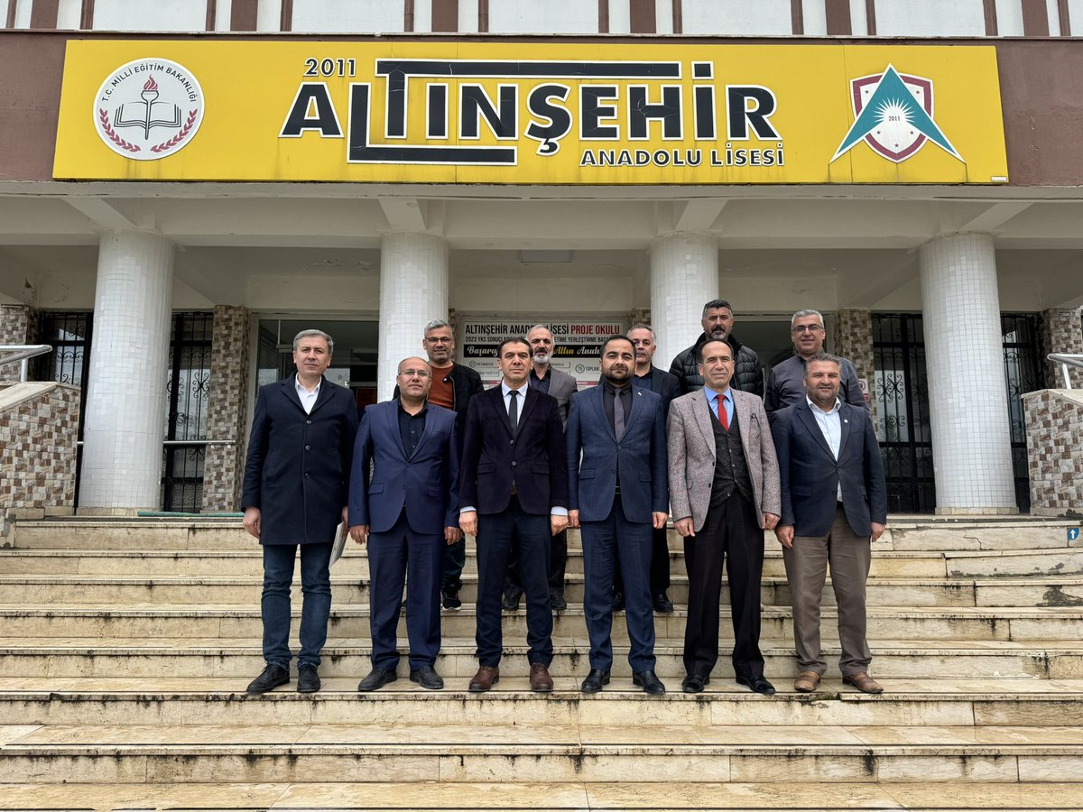 adiyamanmem's tweet photo. Liselerde Bilim Uygulamaları Projesi Değerlendirme Toplantısı Gerçekleştirildi

Ortaöğretim Genel Müdürlüğü tarafından yürütülen ve fen liseleri ile sınavla öğrenci alan Anadolu liselerini kapsayan Liselerde Bilim Uygulamaları Projesi kapsamında değerlendirme toplantısı düzenlendi.

Altınşehir Anadolu Lisesi ev sahipliğinde gerçekleştirilen toplantıya, ilçelerde projeden sorumlu şube müdürleri ile ilgili okul yöneticileri katıldı. Toplantıya Ortaöğretim Şube Müdürü Evren İnan başkanlık etti.

Projenin artık son aşamasına gelinmesiyle birlikte düzenlenen toplantıda, şu ana kadar gerçekleştirilen çalışmalar kapsamlı bir şekilde değerlendirildi. Ayrıca proje finalinde yapılması planlanan etkinlikler görüşülerek yol haritası belirlendi. Katılımcılar, proje sürecinde elde edilen kazanımları paylaşırken, nihai hedeflere ulaşılması için atılacak adımlar üzerinde fikir alışverişinde bulundu.