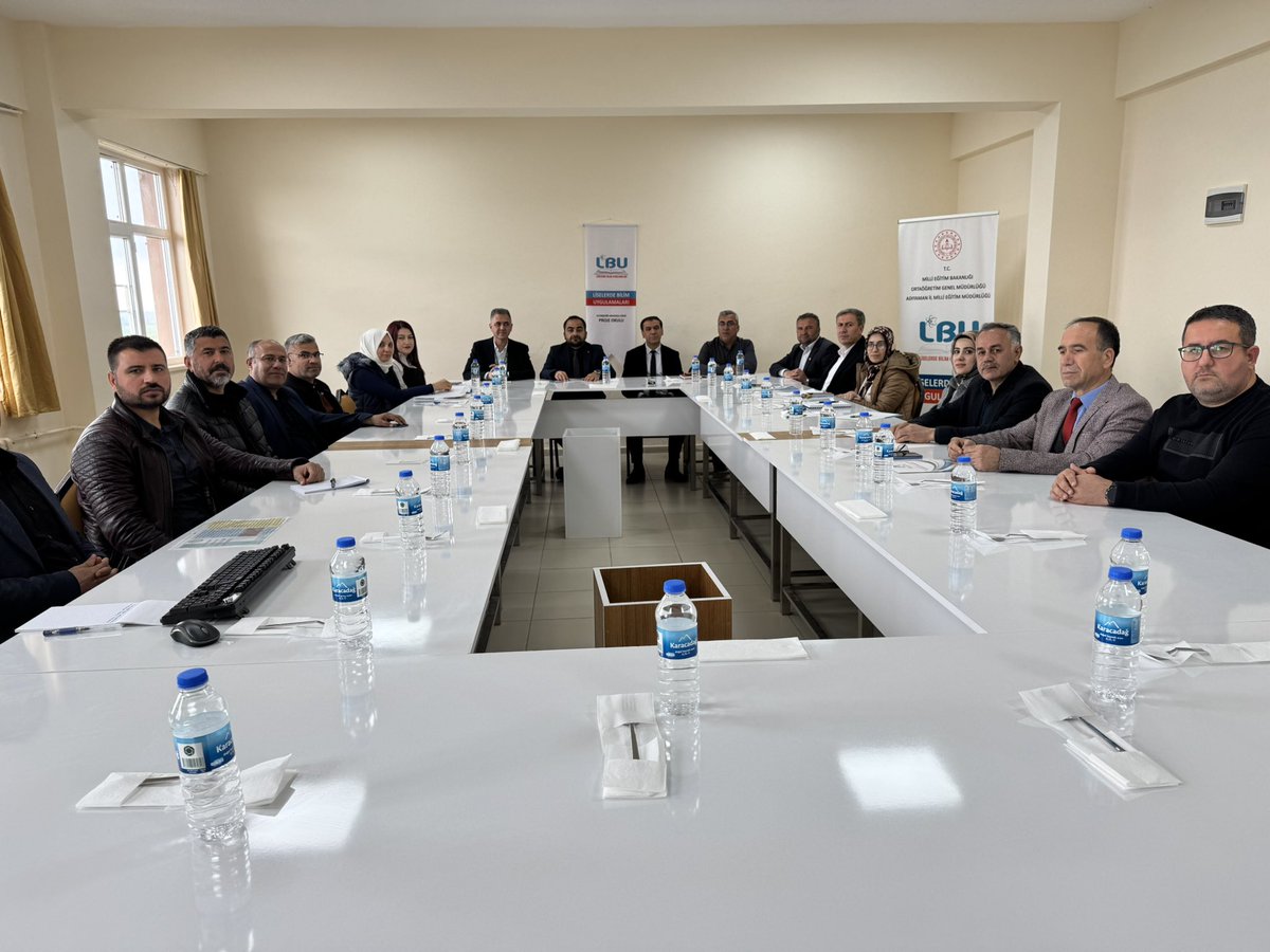 adiyamanmem's tweet photo. Liselerde Bilim Uygulamaları Projesi Değerlendirme Toplantısı Gerçekleştirildi

Ortaöğretim Genel Müdürlüğü tarafından yürütülen ve fen liseleri ile sınavla öğrenci alan Anadolu liselerini kapsayan Liselerde Bilim Uygulamaları Projesi kapsamında değerlendirme toplantısı düzenlendi.

Altınşehir Anadolu Lisesi ev sahipliğinde gerçekleştirilen toplantıya, ilçelerde projeden sorumlu şube müdürleri ile ilgili okul yöneticileri katıldı. Toplantıya Ortaöğretim Şube Müdürü Evren İnan başkanlık etti.

Projenin artık son aşamasına gelinmesiyle birlikte düzenlenen toplantıda, şu ana kadar gerçekleştirilen çalışmalar kapsamlı bir şekilde değerlendirildi. Ayrıca proje finalinde yapılması planlanan etkinlikler görüşülerek yol haritası belirlendi. Katılımcılar, proje sürecinde elde edilen kazanımları paylaşırken, nihai hedeflere ulaşılması için atılacak adımlar üzerinde fikir alışverişinde bulundu.