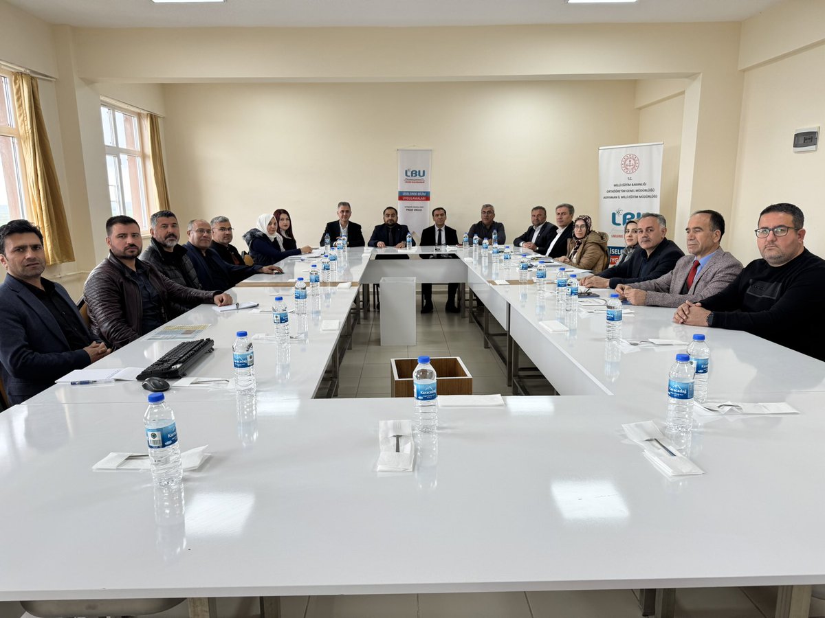 adiyamanmem's tweet photo. Liselerde Bilim Uygulamaları Projesi Değerlendirme Toplantısı Gerçekleştirildi

Ortaöğretim Genel Müdürlüğü tarafından yürütülen ve fen liseleri ile sınavla öğrenci alan Anadolu liselerini kapsayan Liselerde Bilim Uygulamaları Projesi kapsamında değerlendirme toplantısı düzenlendi.

Altınşehir Anadolu Lisesi ev sahipliğinde gerçekleştirilen toplantıya, ilçelerde projeden sorumlu şube müdürleri ile ilgili okul yöneticileri katıldı. Toplantıya Ortaöğretim Şube Müdürü Evren İnan başkanlık etti.

Projenin artık son aşamasına gelinmesiyle birlikte düzenlenen toplantıda, şu ana kadar gerçekleştirilen çalışmalar kapsamlı bir şekilde değerlendirildi. Ayrıca proje finalinde yapılması planlanan etkinlikler görüşülerek yol haritası belirlendi. Katılımcılar, proje sürecinde elde edilen kazanımları paylaşırken, nihai hedeflere ulaşılması için atılacak adımlar üzerinde fikir alışverişinde bulundu.