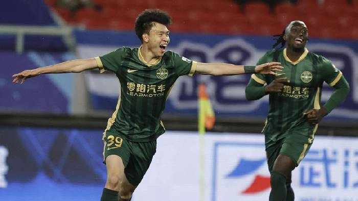 ml_ufsbt's tweet photo. 🇨🇳 #China, Super League, April 12, Round 6 🏆
Wuhan Three Towns vs. Yunnan Yukun
Wuhan Three Towns struggle with a 0.4 goal/game average & 2.2 conceded. 🥴  
Their win rate? A big fat zero! 🙈  
Yunnan Yukun score 1.4 goals/game & win 40% of the time. 📈  
Wuhan's defense looks like Swiss cheese, ripe for Yunnan to exploit. 🧀  
Expect Yunnan to take advantage and win 2-0. 🔥
#SuperLeague #CSL #中国足球协会超级联赛 #football #soccer #preview #insight #betting