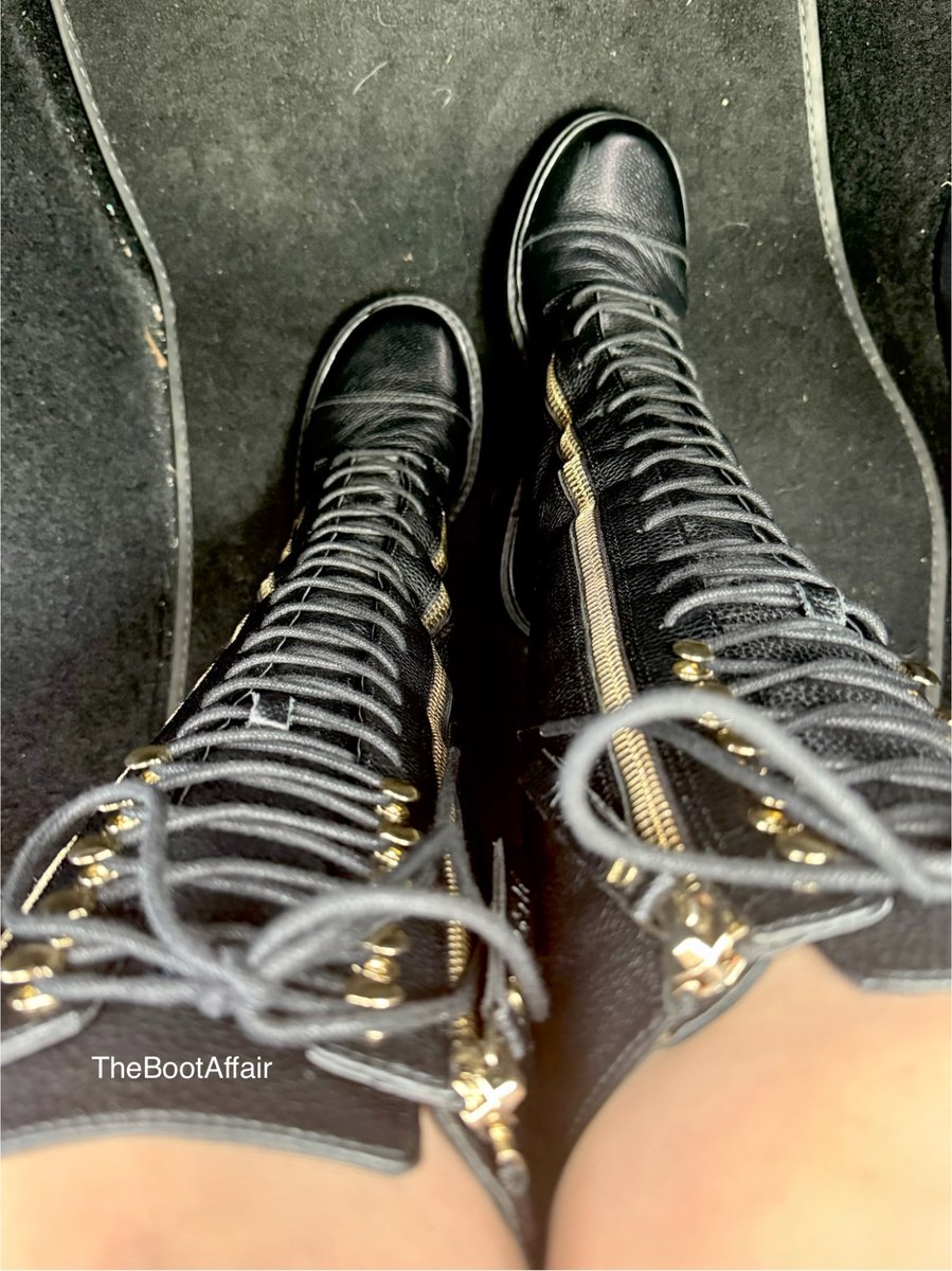 DKNY combat boots fits perfectly with leather coat an Tory Burch bag. 🥰 Come closer and workship my boots. | Los, Du darfst meine Stiefel verehren, mehr auch nicht. 👢

#Stiefel #bootsworkship #boots #leather #close-up #leder #Findom #verehren