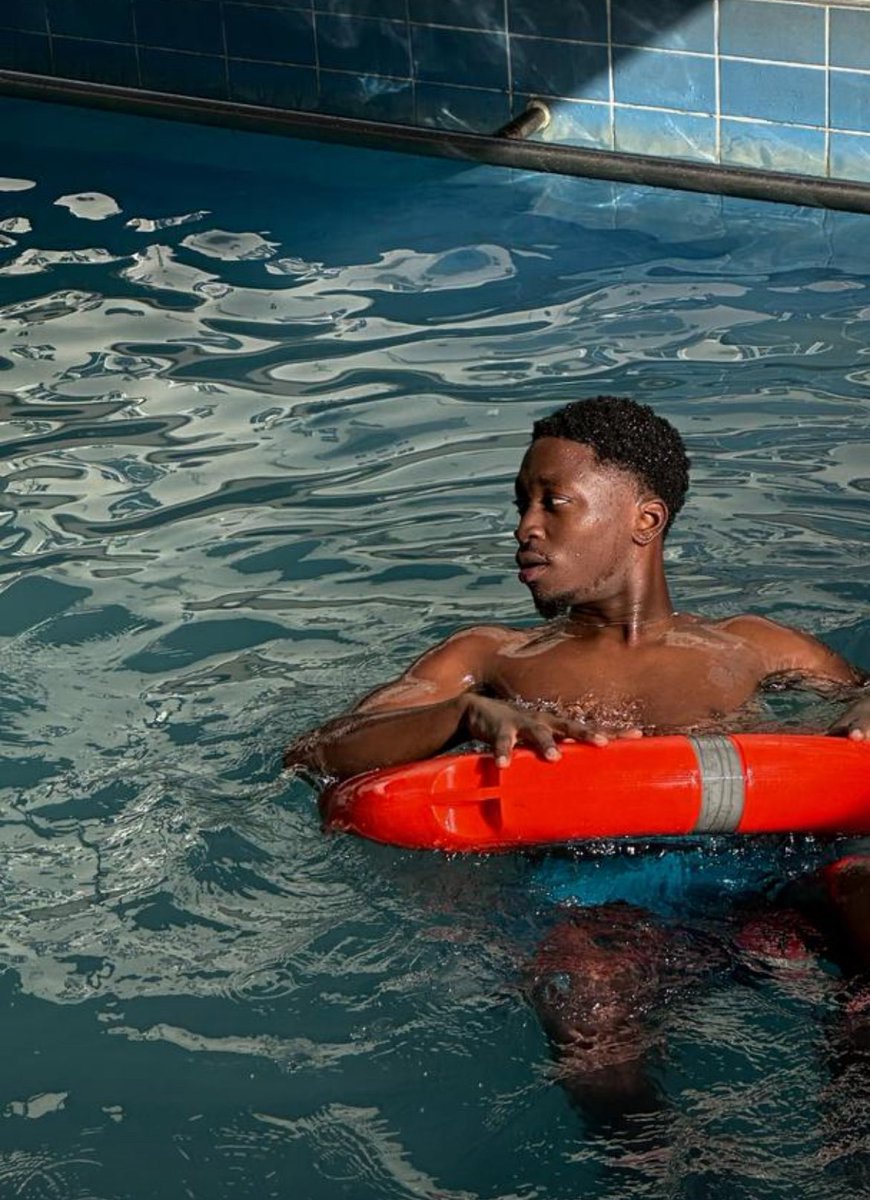 Isholaaaa_'s tweet photo. @Naija_PR Using a floater while swimming https://t.co/qyUZ3aUdyC
