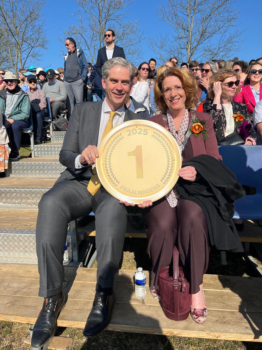 Wouter Kolff (@wouterkolff) on Twitter photo Klaar voor de prijsuitreiking bij het bloemencorso, samen met burgemeester <a href="/CarlaBreuer/">Carla Breuer 🌷</a>. Wie o wie is de gelukkige? Klaar voor de prijsuitreiking bij het bloemencorso, samen met burgemeester <a href="/CarlaBreuer/">Carla Breuer 🌷</a>. Wie o wie is de gelukkige?