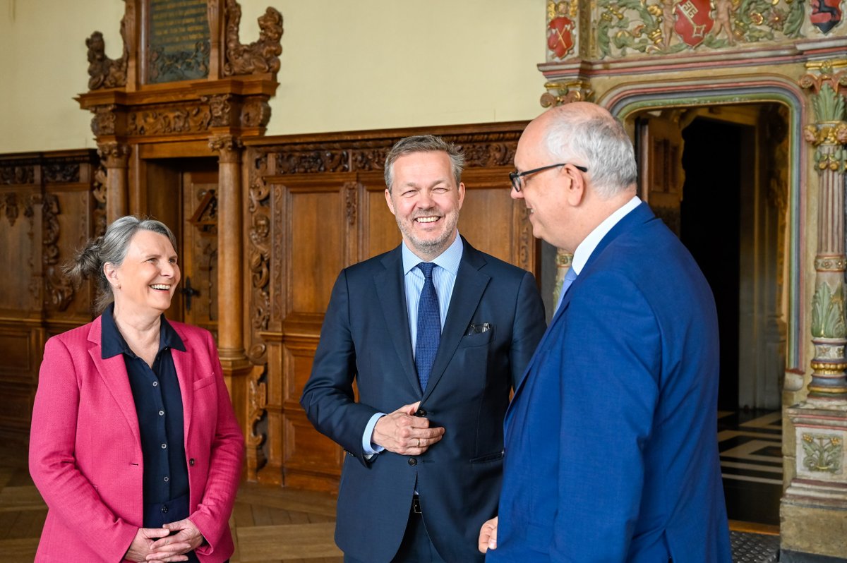 audunnatla's tweet photo. Vielen Dank für den freundlichen Empfang im Rathaus Bremen sehr geehrter Bürgermeister @AndreasBovensc1 Island und Bremen verbindet eine lange Geschichte (Fisch, Fussball und mehr!) und die Zukunft bietet vielfältige Möglichkeiten für weitere Zusammenarbeit https://t.co/10OZZbqEpB