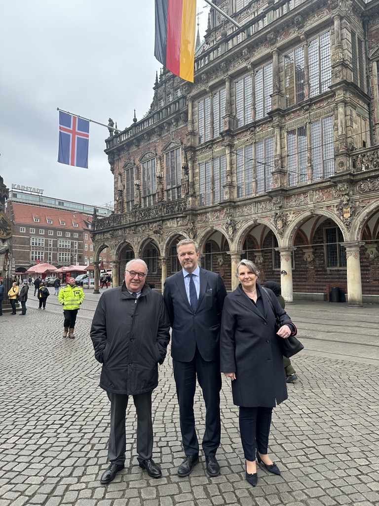 audunnatla's tweet photo. Vielen Dank für den freundlichen Empfang im Rathaus Bremen sehr geehrter Bürgermeister @AndreasBovensc1 Island und Bremen verbindet eine lange Geschichte (Fisch, Fussball und mehr!) und die Zukunft bietet vielfältige Möglichkeiten für weitere Zusammenarbeit https://t.co/10OZZbqEpB