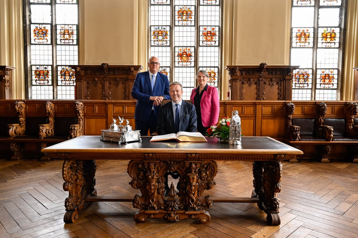audunnatla's tweet photo. Vielen Dank für den freundlichen Empfang im Rathaus Bremen sehr geehrter Bürgermeister @AndreasBovensc1 Island und Bremen verbindet eine lange Geschichte (Fisch, Fussball und mehr!) und die Zukunft bietet vielfältige Möglichkeiten für weitere Zusammenarbeit https://t.co/10OZZbqEpB