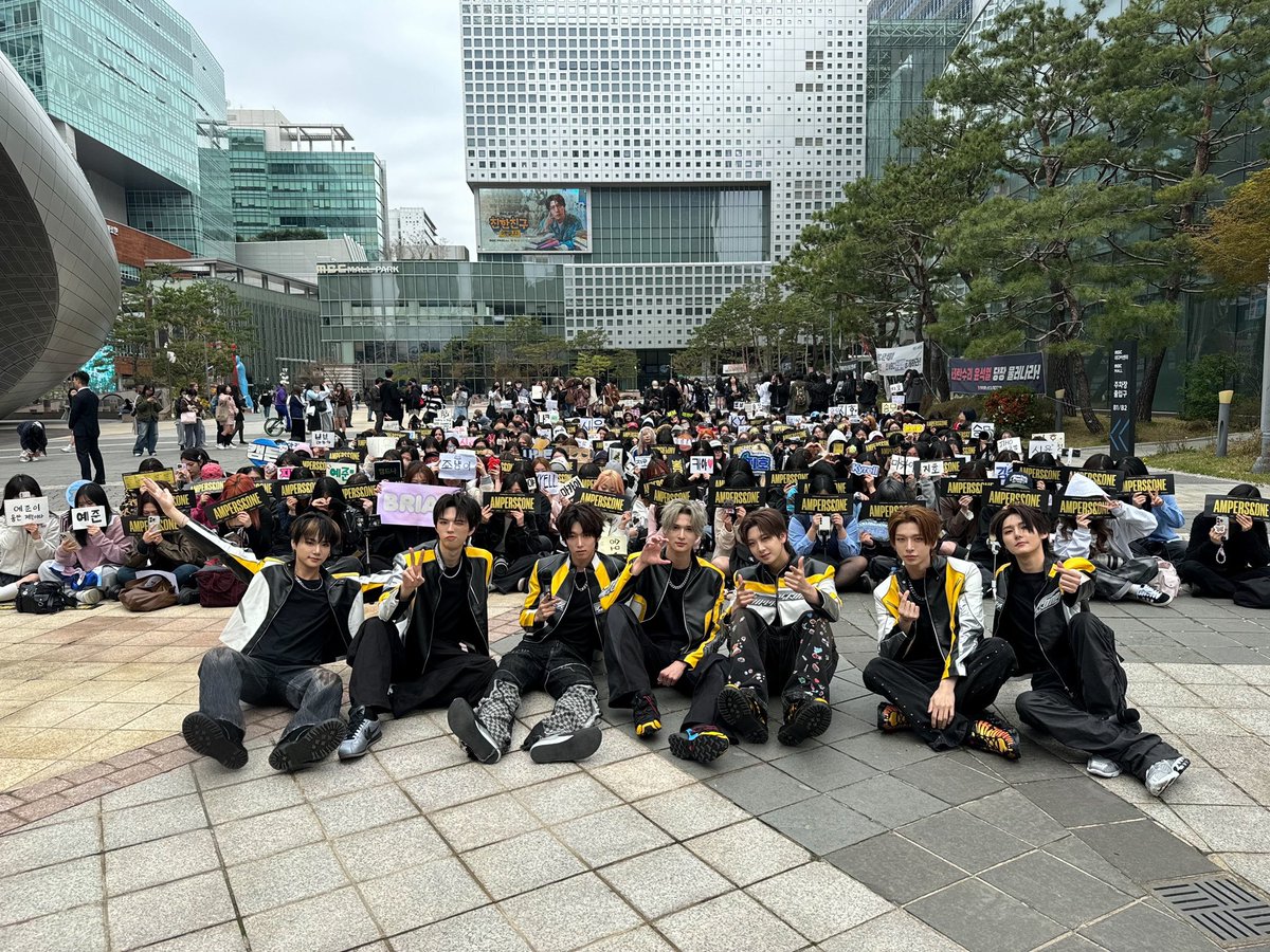 _AMPERSANDONE_'s tweet photo. [📸] 250412 MBC 쇼! 음악중심

누가 와도 이겨낼 수 있는 비결은 바로 앤디어 (ANDEAR) ❤️❤️

ANDEAR is the secret that I can overcome anything❤️❤️

#앰퍼샌드원 #AMPERSANDONE #WILDANDFREE #와일드앤프리 #Kick_Start #킥스타트 https://t.co/MryCn6YyRy