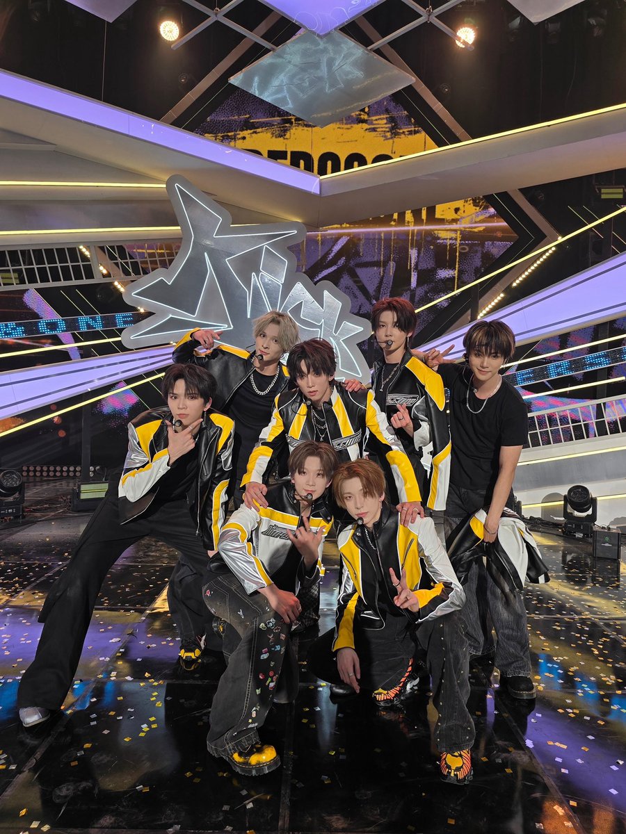_AMPERSANDONE_'s tweet photo. [📸] 250412 MBC 쇼! 음악중심

누가 와도 이겨낼 수 있는 비결은 바로 앤디어 (ANDEAR) ❤️❤️

ANDEAR is the secret that I can overcome anything❤️❤️

#앰퍼샌드원 #AMPERSANDONE #WILDANDFREE #와일드앤프리 #Kick_Start #킥스타트 https://t.co/MryCn6YyRy
