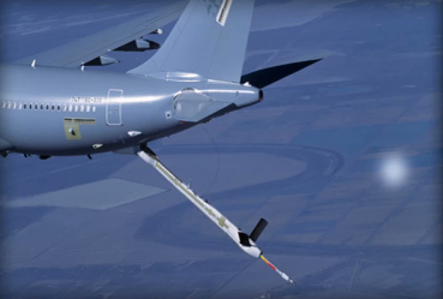 El E. del Aire ha recibido el A 300 para repostaje en vuelo por el sistema de cesta, lo que excluye que vaya a comprar el F 35 que sólo tiene el método de pértiga, pero el F35B que quiere la Armada si lo tiene. Si lo compra, Tramp tiene el código fuente y puede parar los aviones.