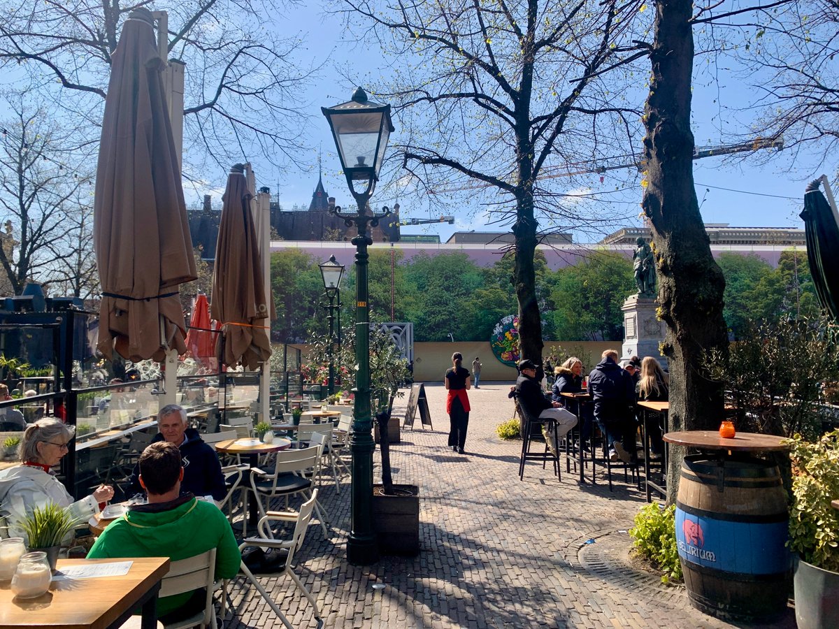 eventjes's tweet photo. Het Plein in Den Haag heeft een nieuwe look. Om de werkzaamheden bij het Binnenhof te verhullen kwam er niet alleen een muur met groen bladerdek waardoor je in zomerse sfeer een terrasje pakt, maar ook nieuwe street art! Foto's: https://t.co/whoCIm6Ru6 #binnenhofbuitenkunst #THSA https://t.co/KyS4fgY43W
