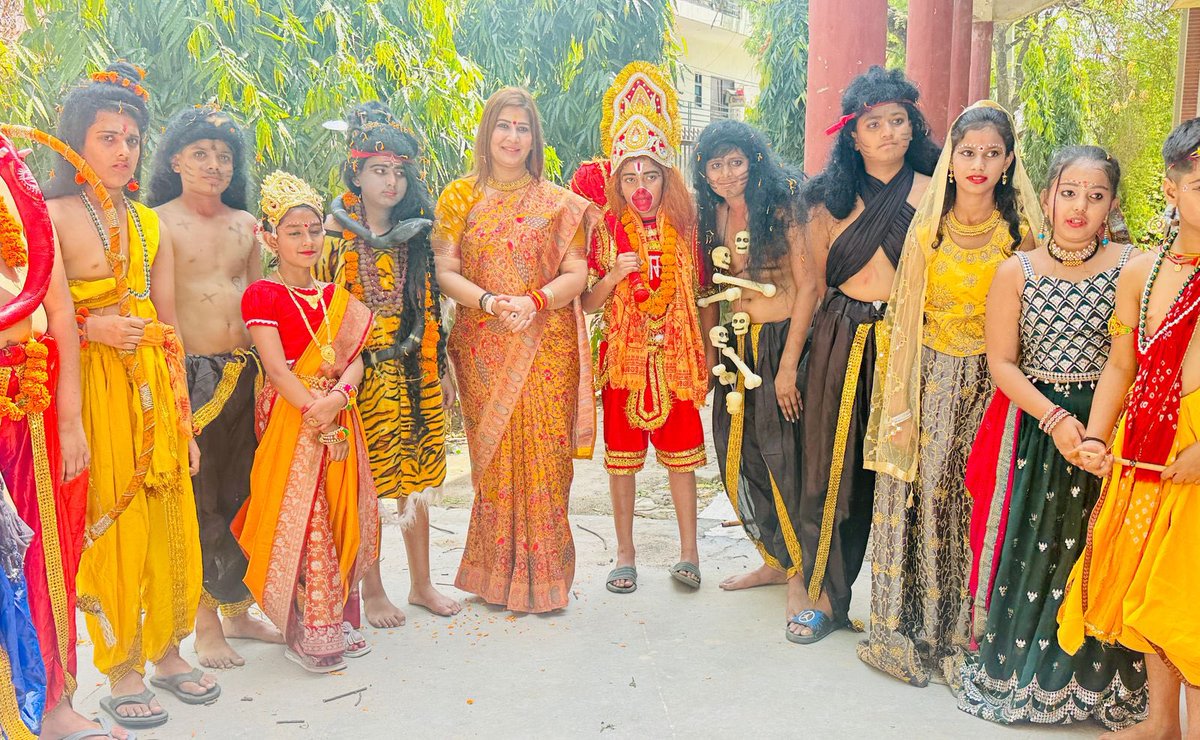 RubyPhogatYadav's tweet photo. जय श्री राम ll
आज #दक्षिणदिल्ली #लोकसभा के विभिन्न स्थानों पर श्रीहनुमान जन्मोत्सव मनाते हुये क्षेत्रवासियों को शुभकामनाएँ प्रेषित की।
#RubyPhogatYadav
#रूबी_फोगाट_यादव
#ExCandidate #SouthDelhiLokSabha
#पूर्व_प्रत्याशी #दक्षिणदिल्ली #लोकसभा #RubyYadav https://t.co/O8wJIrw4BJ