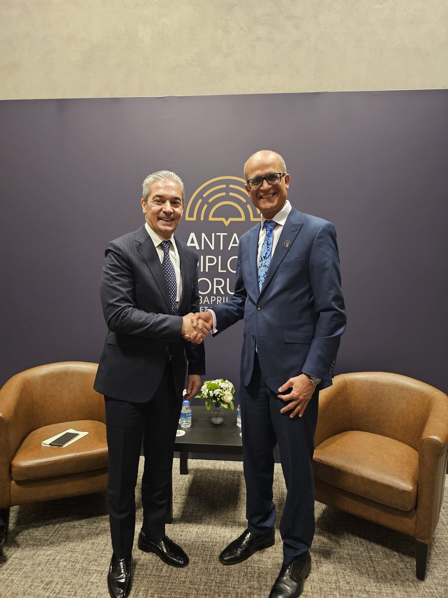 deodat_maharaj's tweet photo. .@_AfricanUnion - @UNTechBank so pleased to meet HE Amb Hami Aksoy, DG, Science &amp; Tech Policies 🇹🇷 and discuss ways of building #AI capacities in #LDCs https://t.co/taLjKLMbYX