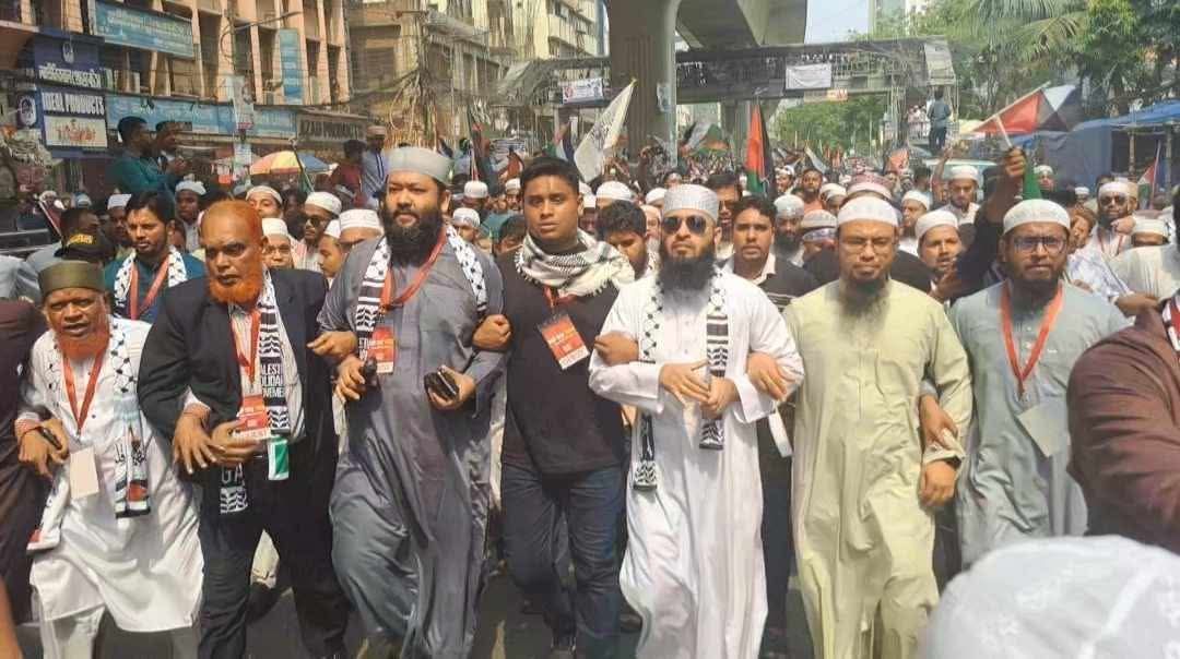 darashiko's tweet image. A rare moment of unity. Shaikh Ahmadullah brought together people of all parties and beliefs under one roof — something our scholars struggled to do for so long. This is the true spirit of the Ummah.

May Allah reward him immensely. Ameen.
#MarchForGaza #Ummah #UnityInFaith