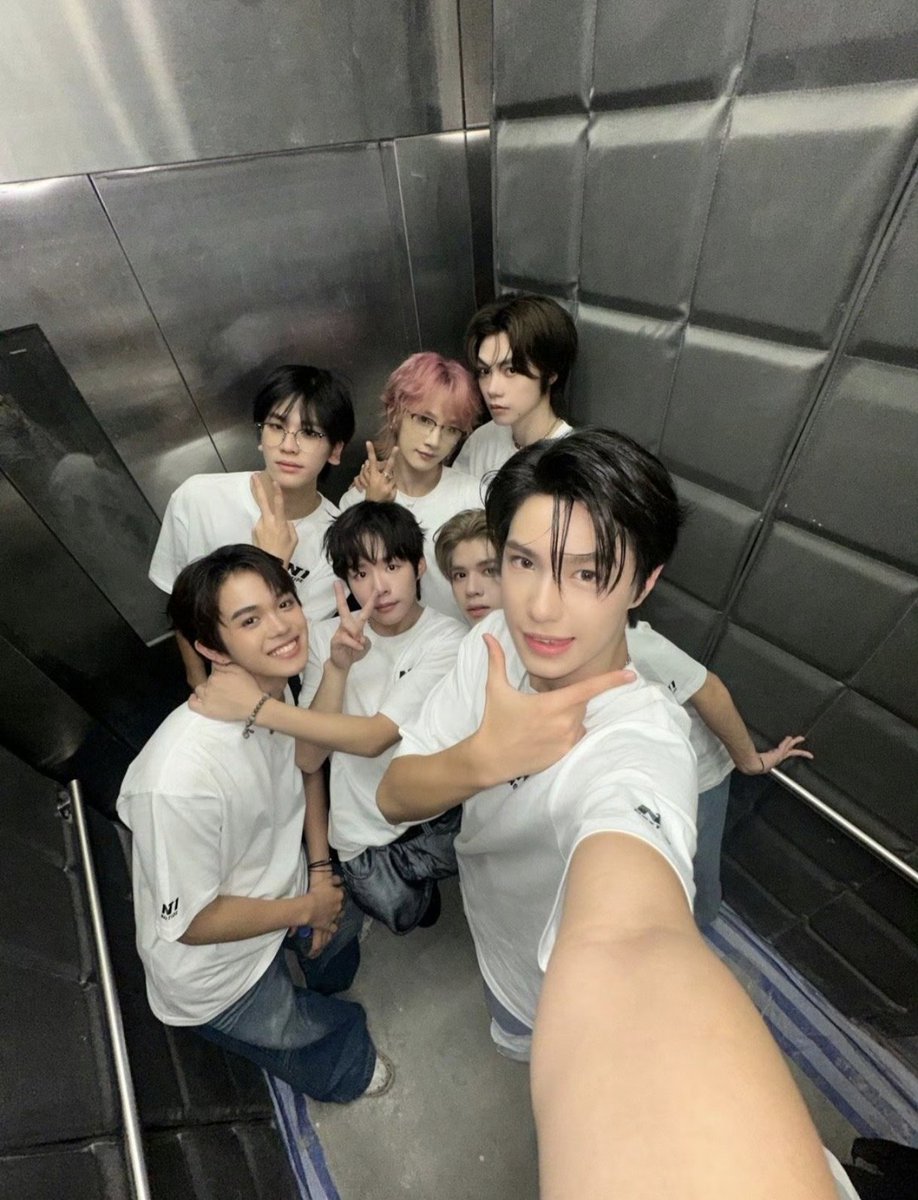 nt1pics's tweet photo. MY FAMILY 😭💙🌊

 #NexT1DE https://t.co/iLaEKoEUF9