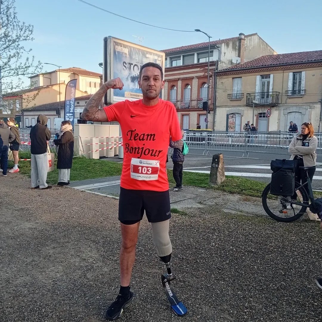 LMPositif's tweet photo. 🇫🇷 Sauvé par Pascal Obispo après un grave accident de voiture, Nicolas Lacambre s’est fixé pour objectif de courir dix marathons en un an seulement ! Amputé d’un bras et d’une jambe à la suite de cet accident, il courra le marathon de Paris ce dimanche ! 🏃 (France Bleu)

📸 l_homme_de_fer