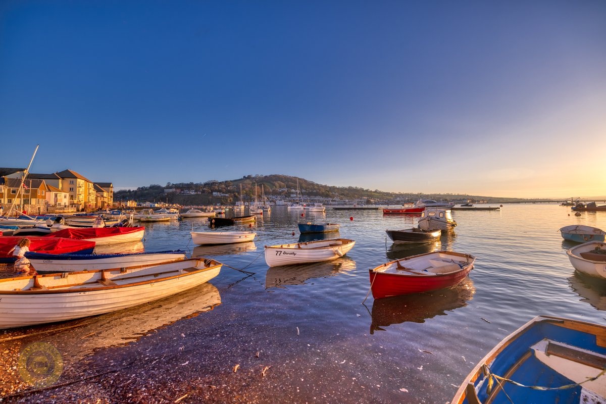 CoastCams247's tweet photo. What an evening down at Back Beach! The boats rested calmly on the tide, the sun dipped low over the River Teign, and the whole harbour was bathed in that warm golden light we wait all year for.
📷 @BeachCamsMan
#BackBeach #TeignmouthSunset #GoldenHourGlow #RiverTeign https://t.co/nZepgB2CtP