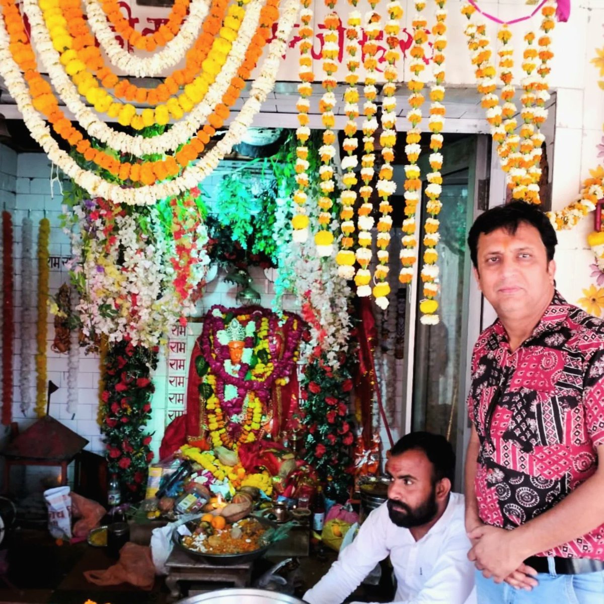 परात्पर ब्रह्म प्रभु श्रीराम के रामत्व की संसिद्धि हेतु अवतरित संकटमोचक करुणामूर्ति रुद्रावतार श्री हनुमान जी का प्राकट्य पर्व समस्त देशवासियों और धर्म प्रेमियों के लिए शुभ सिद्ध हो।
श्री हनुमान जी आपके इहलौकिक, पारलौकिक जीवन के उन्नयन उत्कर्ष में सहायक बनें। 
  ।। जय श्री राम ।।