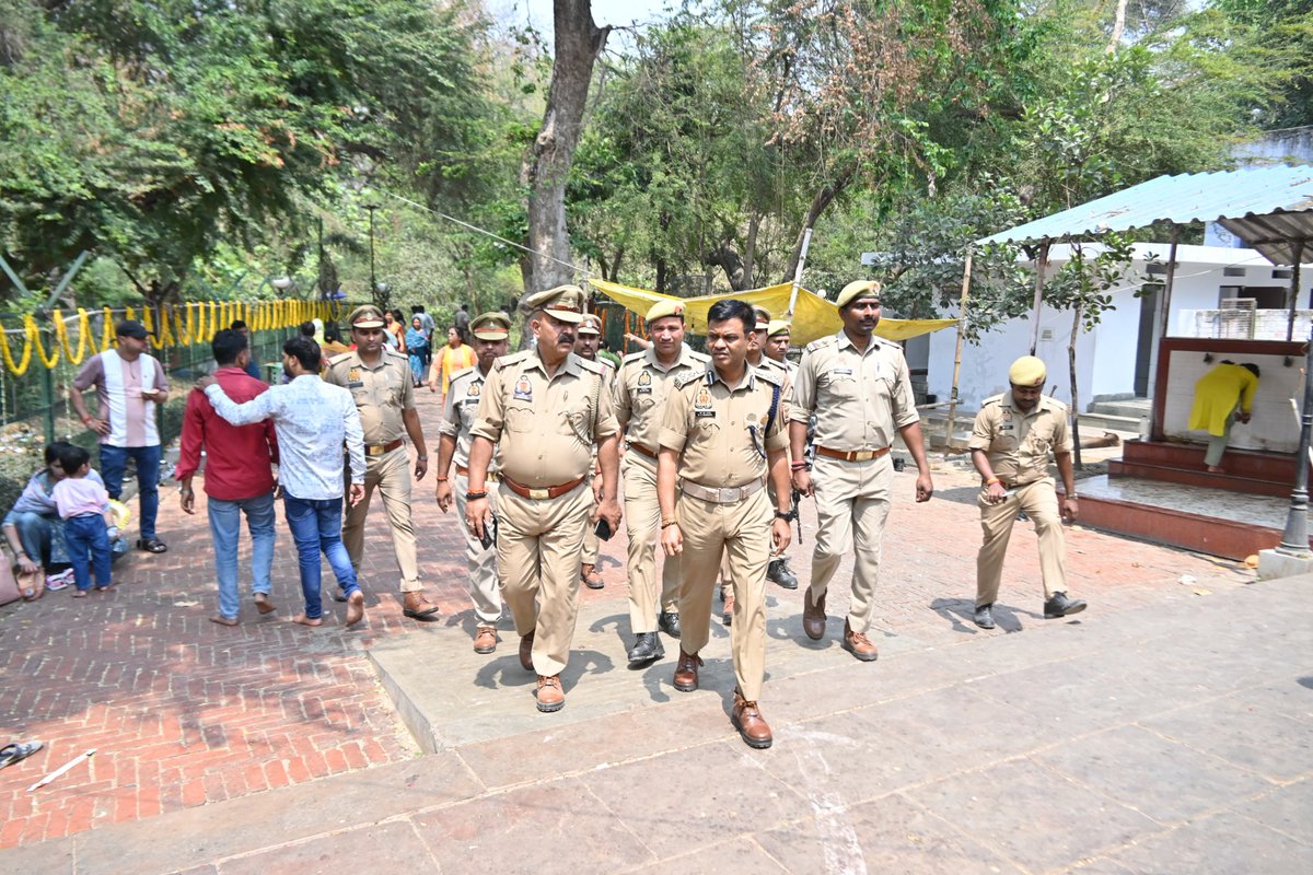 <a href="/AddlLaw/">Addl. C.P. Law & Order VNS</a> द्वारा हनुमान जयंती के अवसर पर आयोजित होने वाले कार्यक्रमों/ध्वजायात्रा/शोभायात्रा को सकुशल सम्पन्न कराये जाने हेतु सुरक्षा व्यवस्था के दृष्टिगत भिखारीपुर, मालवीय गेट, रविदास गेट से श्री संकट मोचन मन्दिर एवं विभिन्न संवेदनशील मन्दिरो/स्थलों का निरीक्षण/भ्रमण किया गया।